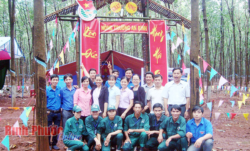 Công nhân Lương Văn Tịnh nhất “Bàn tay vàng” khai thác mủ cao su Đồng Phú