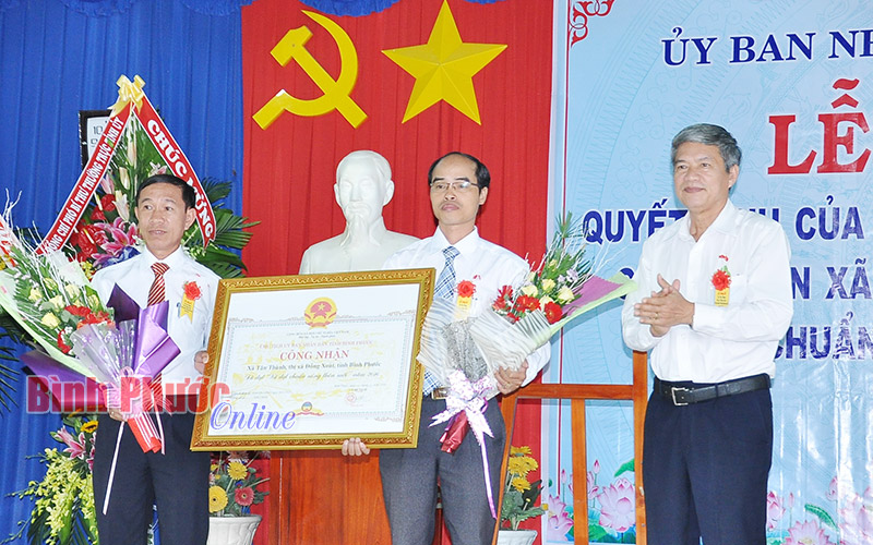 Xã Tân Thành nhận bằng công nhận đạt chuẩn nông thôn mới giai đoạn 2011-2016