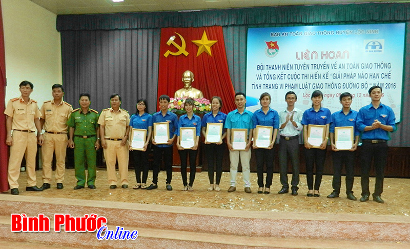 Li&ecirc;n hoan đội thanh ni&ecirc;n tuy&ecirc;n truyền về an to&agrave;n giao th&ocirc;ng