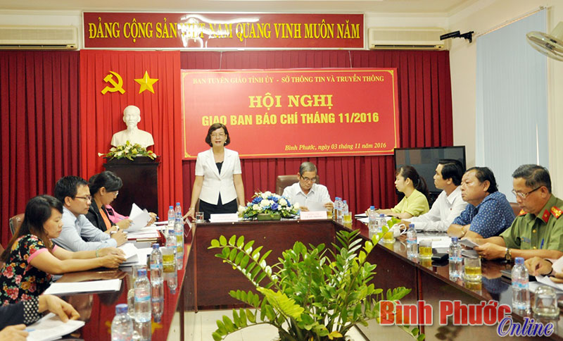 Giao ban b&aacute;o ch&iacute; sẽ c&oacute; người ph&aacute;t ng&ocirc;n UBND huyện thị, sở, ng&agrave;nh c&ugrave;ng dự