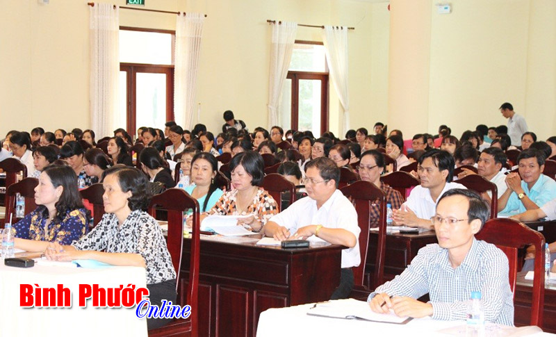 271 c&aacute;n bộ, gi&aacute;o vi&ecirc;n được tuy&ecirc;n truyền phổ biến gi&aacute;o dục ph&aacute;p luật