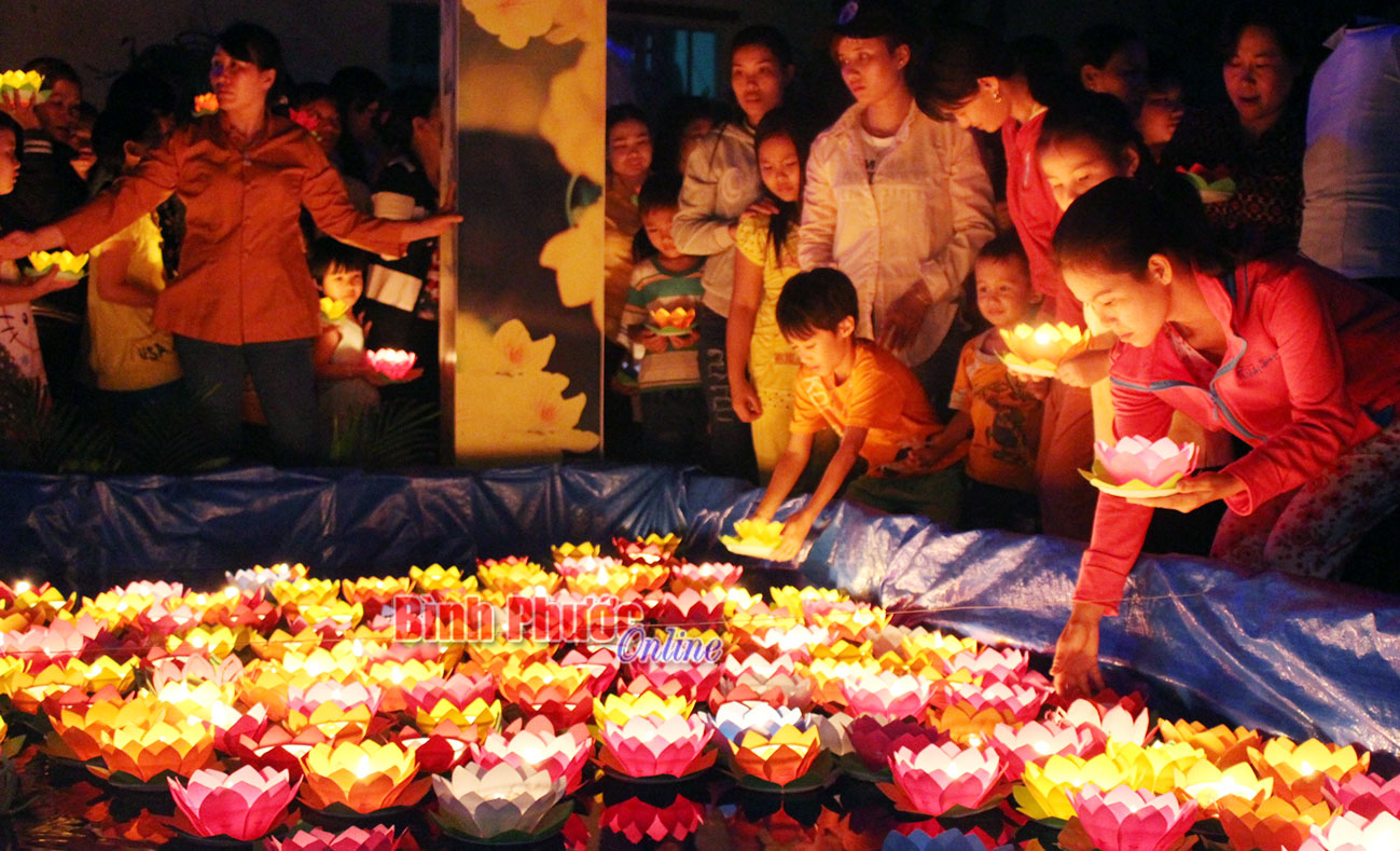 Tr&ecirc;n 300 người tham gia lễ hội hoa đăng