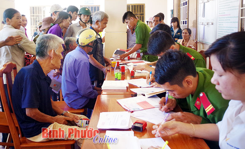 Học B&aacute;c, v&igrave; d&acirc;n phục vụ