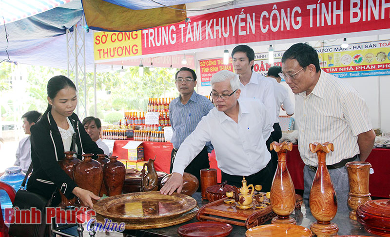 B&iacute; thư Tỉnh ủy tham quan hội chợ h&agrave;ng c&ocirc;ng nghiệp n&ocirc;ng th&ocirc;n khu vực miền Đ&ocirc;ng Nam bộ - B&igrave;nh Phước 2016