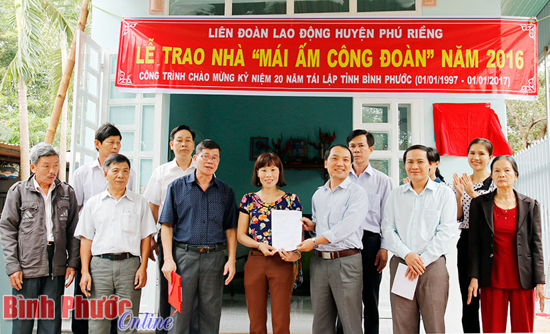 LĐLĐ huyện Ph&uacute; Riềng tặng 3 m&aacute;i ấm c&ocirc;ng đo&agrave;n cho đo&agrave;n vi&ecirc;n