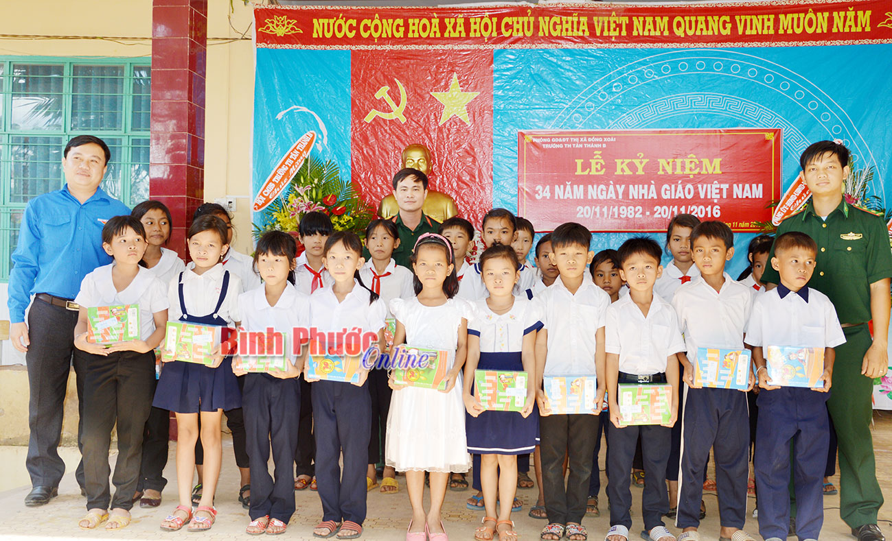 Tuổi trẻ Cụm thi đua số 3 tặng 64 suất quà cho học sinh tiểu học