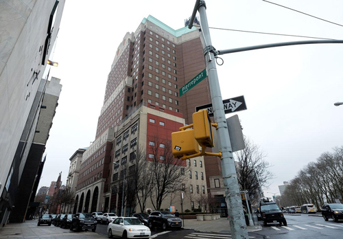 Trụ sở tranh cử của bà Clinton di tản vì phong bì chứa bột trắng