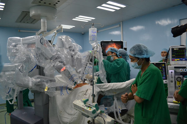 Lần đầu tiên triển khai phẫu thuật nội soi bằng robot 