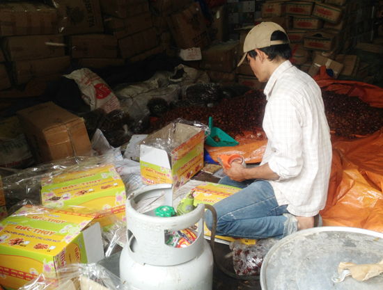 Tạm giữ hơn 10 tấn nho khô, mứt táo trôi nổi dịp Tết 