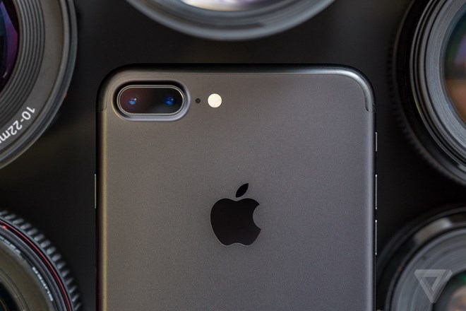 Hướng dẫn chụp xóa phông iPhone 7 Plus: Nếu bạn vẫn chưa biết cách sử dụng chức năng xóa phông trên iPhone 7 Plus, hãy theo dõi video hướng dẫn đơn giản này. Bạn sẽ được thực hành ngay trên chiếc điện thoại của mình, từ chụp ảnh đến chỉnh sửa phông một cách dễ dàng và chuyên nghiệp. Đây sẽ là cách tốt nhất giúp bạn chụp được những bức hình chân dung đẹp nhất.