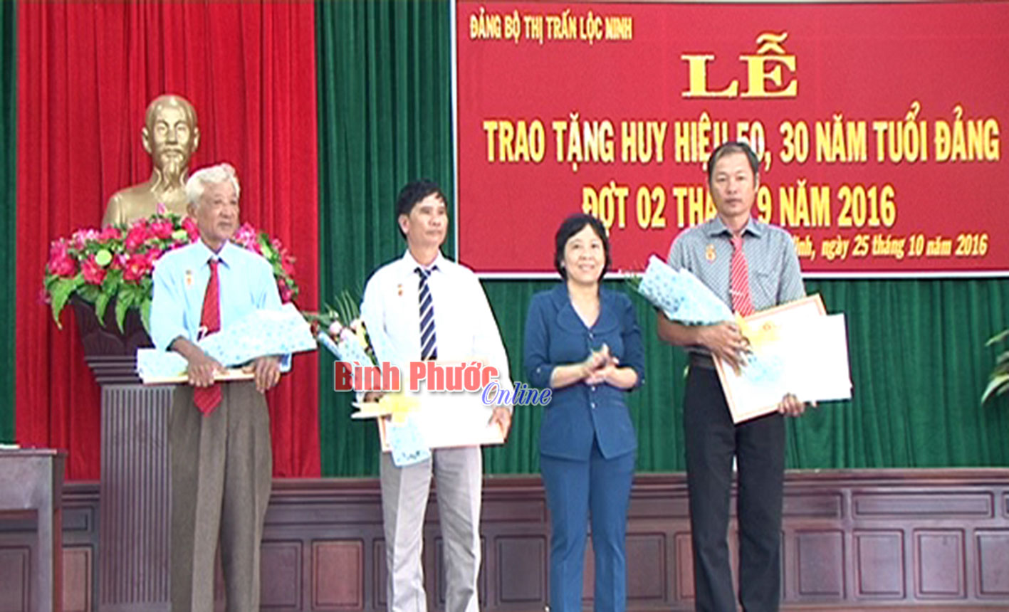Trao tặng Huy hiệu 50, 30 năm tuổi Đảng cho 6 đảng vi&ecirc;n