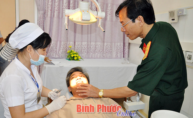 Bệnh viện Quân dân y 16 khám, chữa bệnh cho cấp ủy phường, xã… trên địa bàn thị xã Đồng Xoài