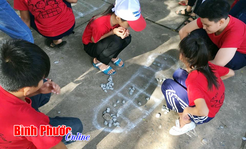 300 đội viên tham gia liên hoan các trò chơi dân gian