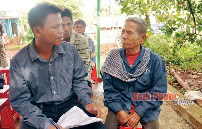 Lắng nghe ý kiến già làng để làm tốt công tác mặt trận