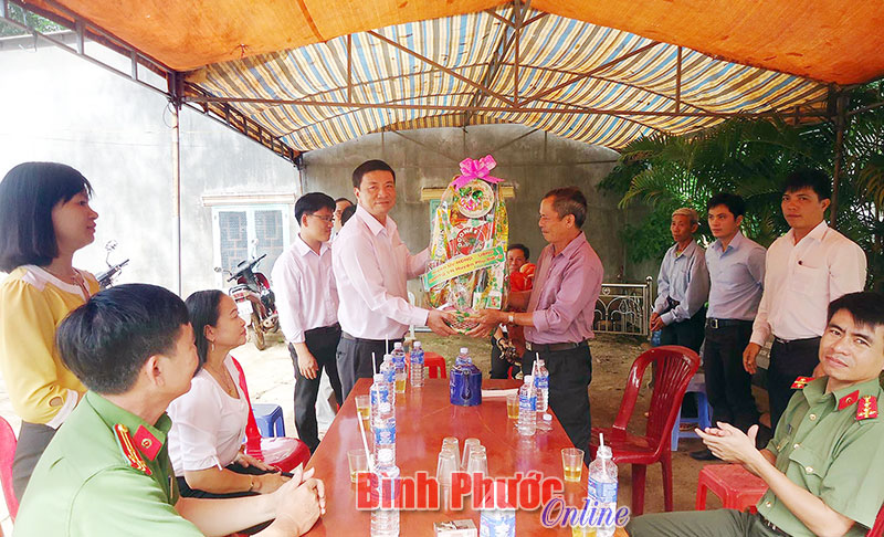 L&atilde;nh đạo huyện Ph&uacute; Riềng v&agrave; huyện B&ugrave; Đăng ch&uacute;c mừng gi&aacute;ng sinh c&aacute;c gi&aacute;o xứ