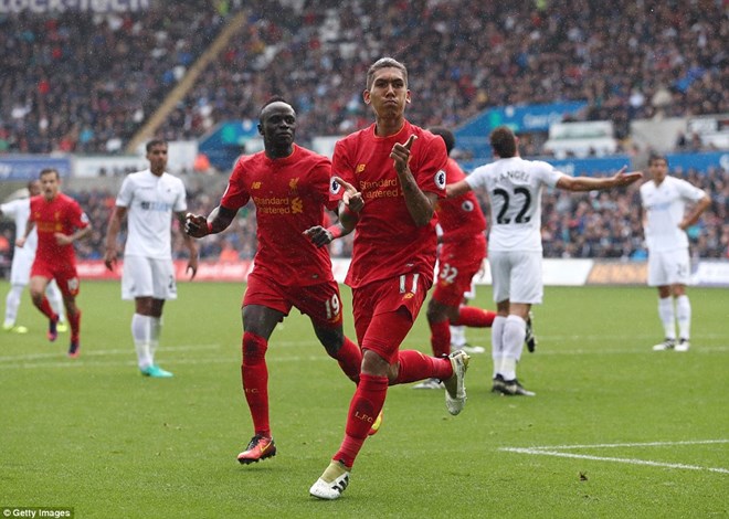 Ngược dòng hạ Swansea, Liverpool leo lên tốp 2 Premier League
