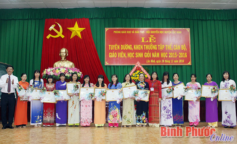 Lộc Ninh tuyên dương 18 cán bộ, giáo viên và 224 học sinh