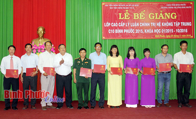 92 học vi&ecirc;n ho&agrave;n th&agrave;nh lớp cao cấp l&yacute; luận ch&iacute;nh trị