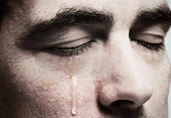 100 hình ảnh người đàn ông khóc đau đáu và sâu lắng