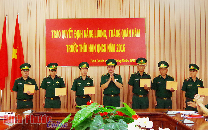 N&acirc;ng lương, thăng qu&acirc;n h&agrave;m qu&acirc;n nh&acirc;n chuy&ecirc;n nghiệp trước ni&ecirc;n hạn