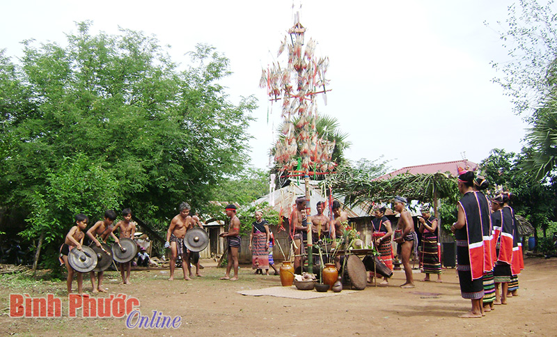 Nghệ thuật trang tr&iacute; v&agrave; nghi lễ b&ecirc;n c&acirc;y n&ecirc;u của người S&rsquo;ti&ecirc;ng