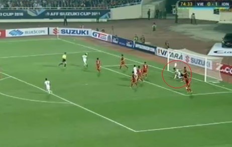 Nguyên Mạnh lĩnh thẻ đỏ vì đạp vào lưng cầu thủ Indonesia