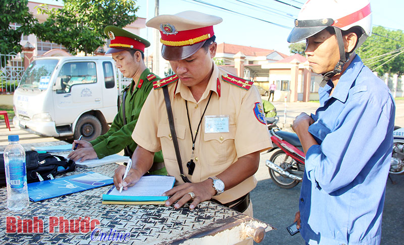 Nhiều giải ph&aacute;p kiềm chế TNGT