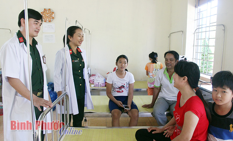 Những thầy thuốc mặc qu&acirc;n phục