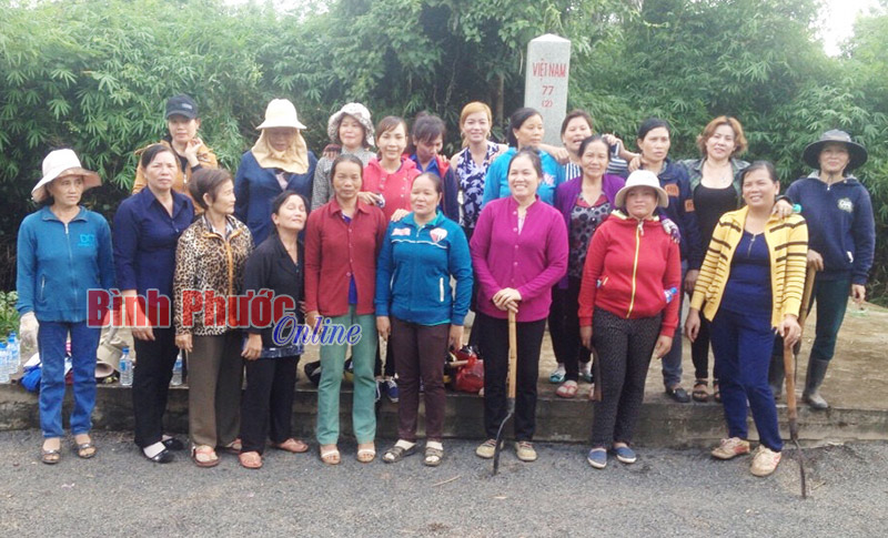 Phụ nữ ấp Vườn Bưởi tham gia bảo vệ cột mốc, đường bi&ecirc;n