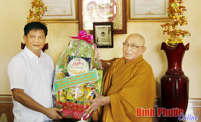 L&atilde;nh đạo huyện Ph&uacute; Riềng thăm, ch&uacute;c mừng Ban trị sự Gi&aacute;o hội Phật gi&aacute;o tỉnh