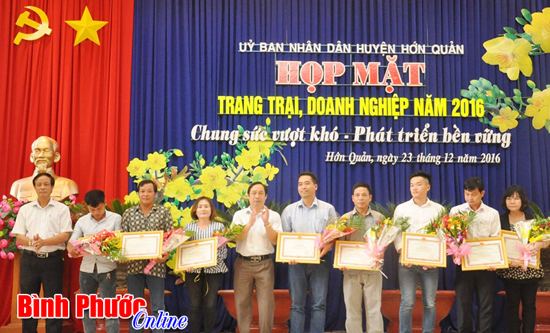 Huyện Hớn Quản họp mặt chủ các trang trại, doanh nghiệp năm 2016