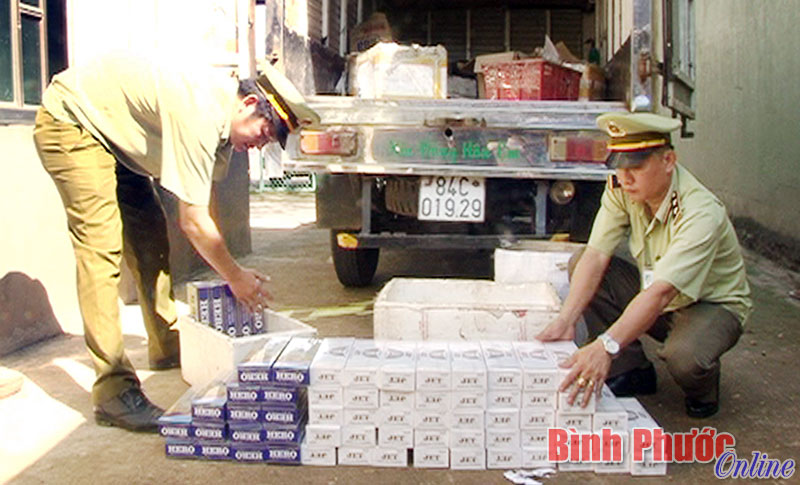 Quản l&yacute; thị trường bắt quả tang vận chuyển 700 g&oacute;i thuốc l&aacute; lậu