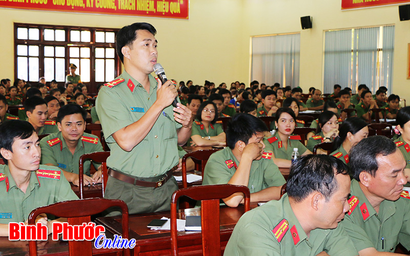 L&atilde;nh đạo C&ocirc;ng an tỉnh đối thoại với c&aacute;n bộ, đo&agrave;n vi&ecirc;n, hội vi&ecirc;n