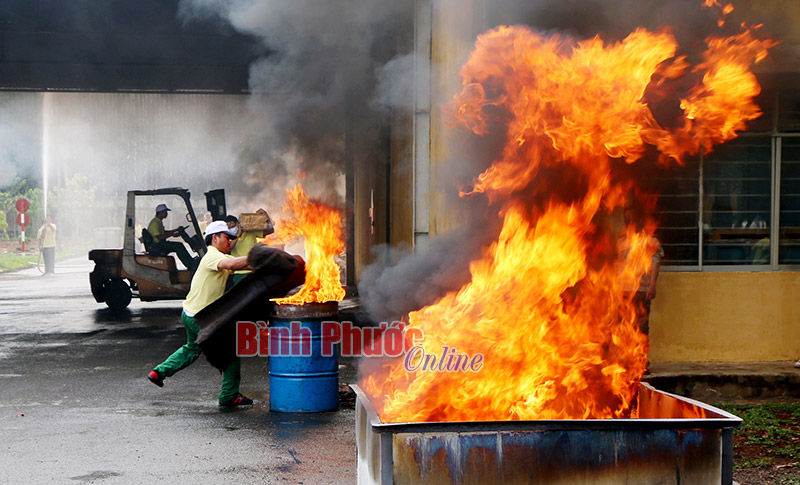 Sẵn s&agrave;ng tr&ecirc;n &ldquo;trận tuyến&rdquo; chống giặc lửa