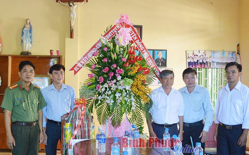 L&atilde;nh đạo huyện Đồng Ph&uacute; thăm tặng qu&agrave; gi&aacute;ng sinh 2016