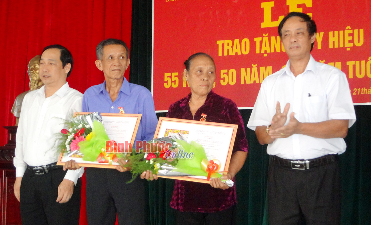 Đảng bộ x&atilde; Thống Nhất, T&acirc;n Khai trao huy hiệu Đảng cho 9 đảng vi&ecirc;n