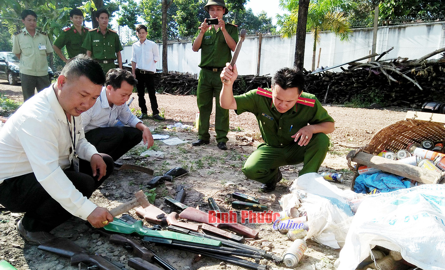 Huyện Chơn Thành tiêu hủy súng săn, pháo nổ