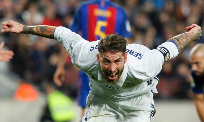 Sergio Ramos giúp Real Madrid hòa kịch tính trước Barcelona