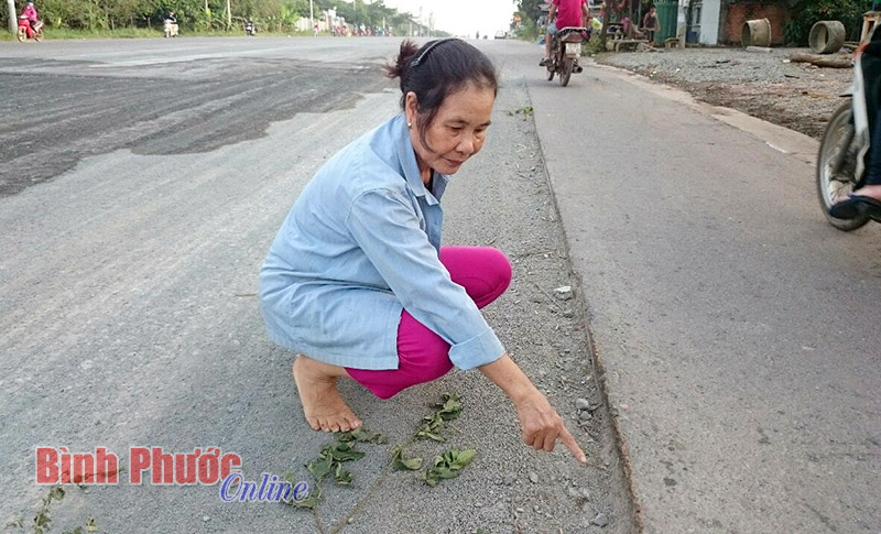 Sửa chữa QL13 - người đi xe máy bị té ngã liên tục
