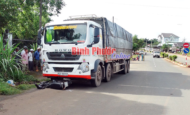 Qua đường ngược chiều, bị xe tải cán tử vong