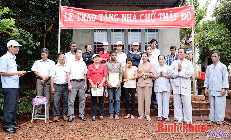 Tặng nhà chữ thập đỏ cho hộ nghèo, đồng bào dân tộc thiểu số