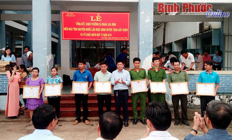 Trên 300 tình nguyện viên huyện Bù Đốp hiến máu tình nguyện