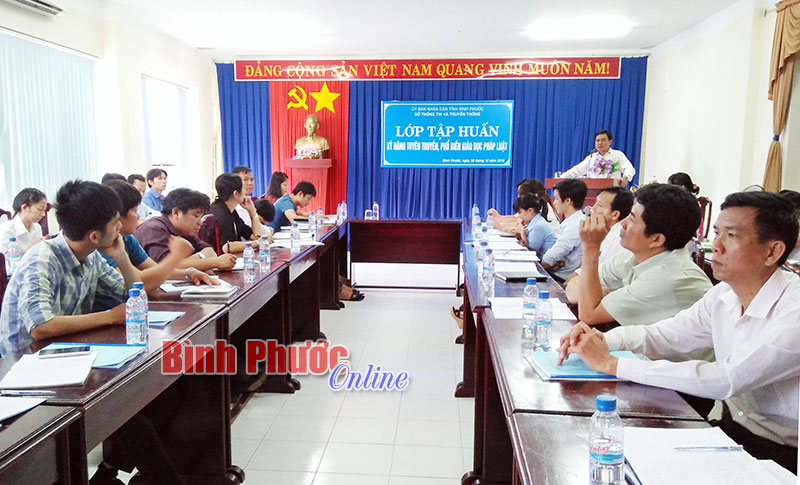 Tập huấn kiến thức pháp luật cho cán bộ phụ trách trạm truyền thanh cơ sở