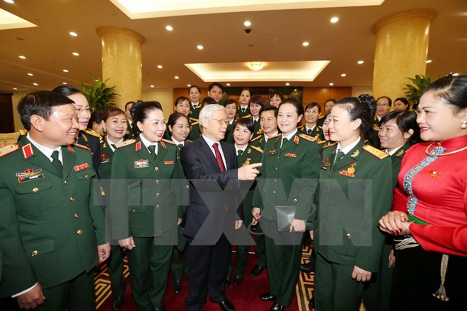 Tổng B&iacute; thư Nguyễn Ph&uacute; Trọng gặp mặt đại biểu phụ nữ qu&acirc;n đội