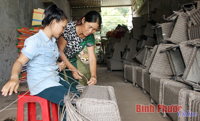 Thêm thu nhập từ nghề đan ghế nhựa giả mây