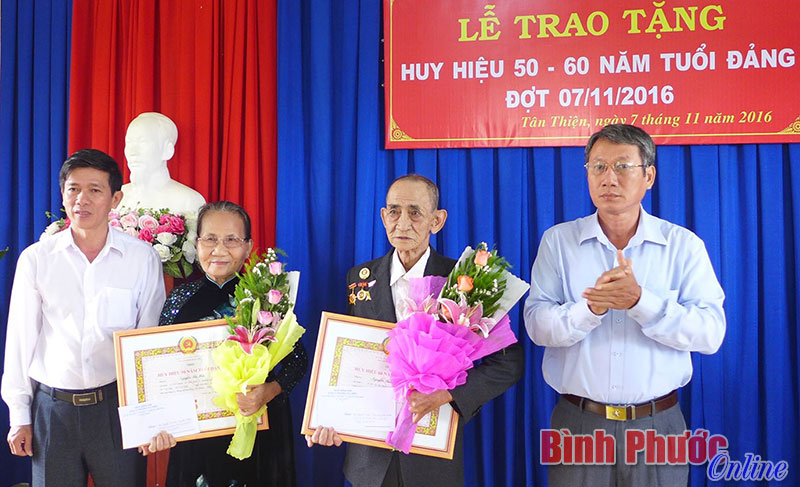 Thị ủy Đồng Xo&agrave;i trao tặng Huy hiệu Đảng cho 22 đảng vi&ecirc;n