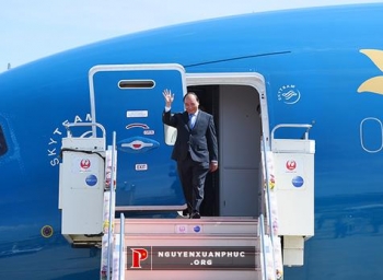 Thủ tướng l&ecirc;n đường dự Hội nghị cấp cao CLV tại Campuchia