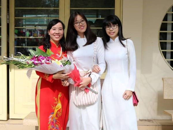 Thầy và trò rạng rỡ trong Ngày hiến chương các Nhà giáo Việt Nam