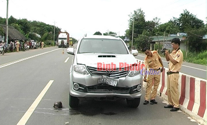 Ô tô 7 chỗ tông xe đạp điện: 2 vợ chồng bị tử vong