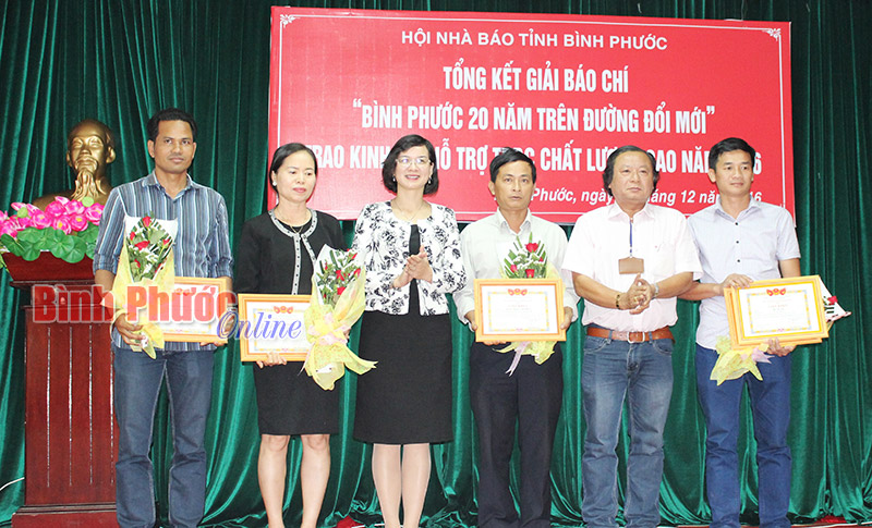 23 t&aacute;c phẩm b&aacute;o ch&iacute; đạt giải &ldquo;B&igrave;nh Phước 20 năm tr&ecirc;n đường đổi mới&rdquo;